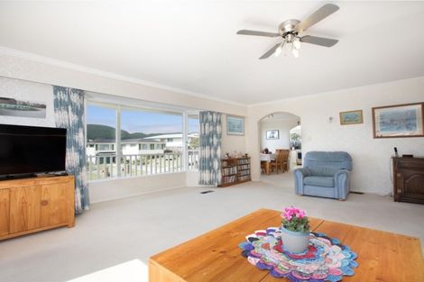 Photo of property in 42 Fyvie Avenue, Tawa, Wellington, 5028