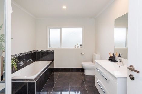 Photo of property in 41 Coutts Way, Fitzherbert, Palmerston North, 4410