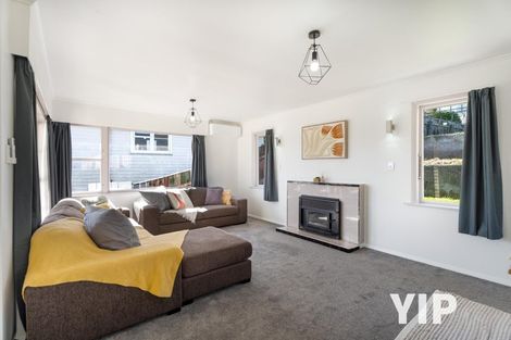 Photo of property in 22 Longcroft Terrace, Newlands, Wellington, 6037