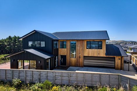 Photo of property in 12 Boeing Way, Newlands, Wellington, 6037