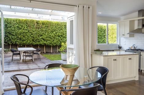 Photo of property in 2 Grahame Street, Devonport, Auckland, 0624