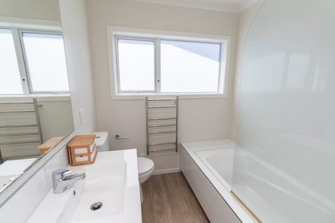 Photo of property in 1/20 Glanmire Road, Newlands, Wellington, 6037