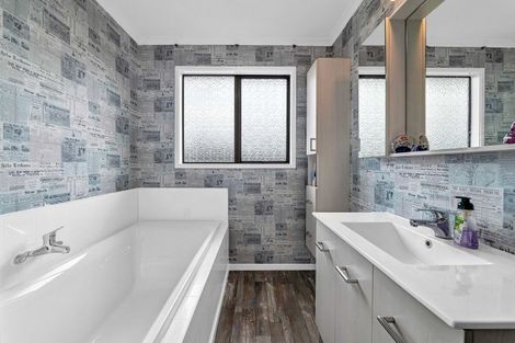 Photo of property in 45 Heta Road, Highlands Park, New Plymouth, 4312