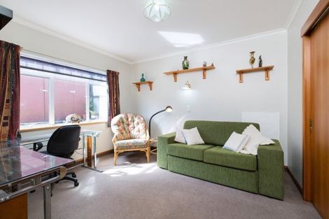 Photo of property in 8a Spencer Place, Merrilands, New Plymouth, 4312