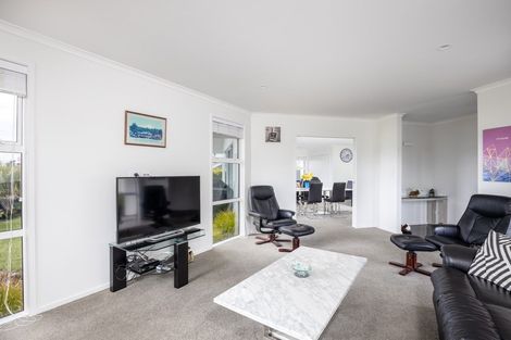Photo of property in 1 Oakmont Crescent, Waiwhakaiho, New Plymouth, 4312