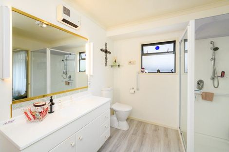 Photo of property in 18 Winston Avenue, Hokowhitu, Palmerston North, 4410