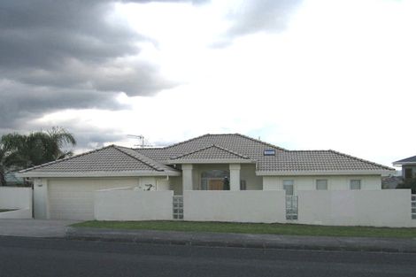 Photo of property in 120 Luckens Road, West Harbour, Auckland, 0618