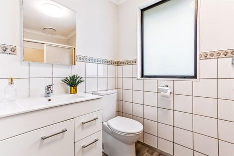 Photo of property in 2/4 Elizabeth Drive, West Harbour, Auckland, 0618