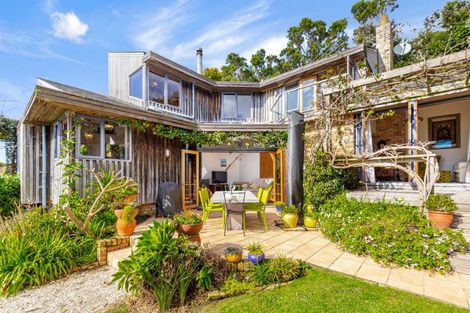 Photo of property in 28 The Crescent, Tindalls Beach, Whangaparaoa, 0930