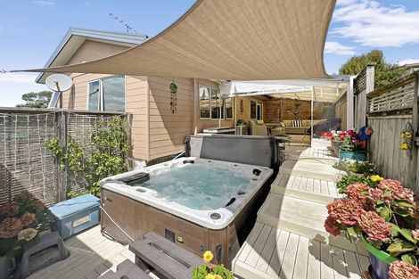 Photo of property in 8a Hauraki Crescent, Pinehill, Auckland, 0632