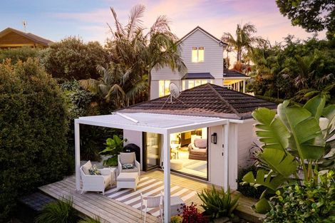 Photo of property in 1/2 Heathcote Road, Castor Bay, Auckland, 0620