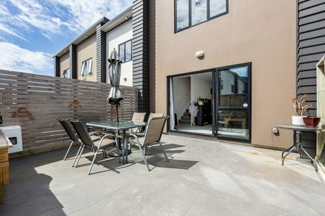 Photo of property in 7/9 Surrey Street, Tawa, Wellington, 5028