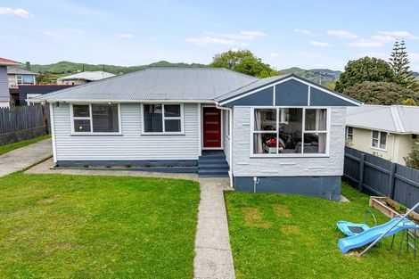 Photo of property in 100 Castor Crescent, Cannons Creek, Porirua, 5024
