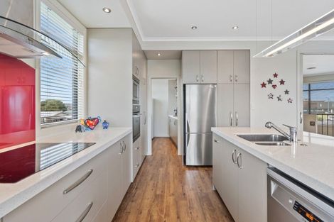 Photo of property in 16 Fred Carr Place, One Tree Point, 0118