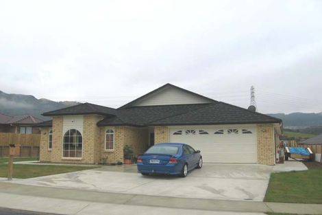 Photo of property in 2 James Nairn Grove, Riverstone Terraces, Upper Hutt, 5018