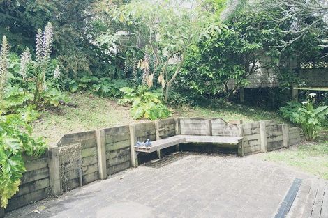 Photo of property in 28 Barker Rise, Northcross, Auckland, 0632