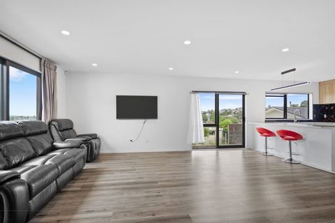 Photo of property in 25a Athena Drive, Totara Vale, Auckland, 0629