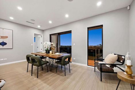 Photo of property in 32 Parkmore Drive, Rosehill, Papakura, 2113