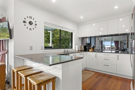 Photo of property in 24 Capricorn Place, Kawaha Point, Rotorua, 3010