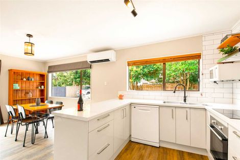 Photo of property in 2/123 Millbrook Road, Sunnyvale, Auckland, 0612