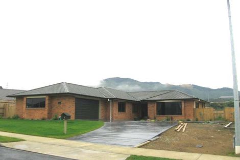 Photo of property in 6 James Nairn Grove, Riverstone Terraces, Upper Hutt, 5018