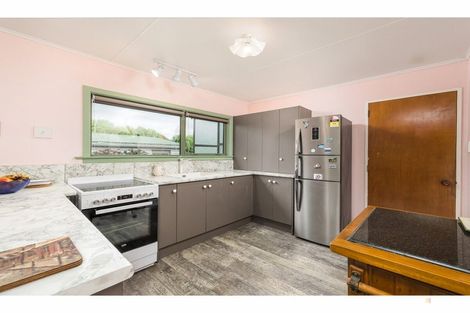 Photo of property in 92 Timaru Road, Waimate, 7924