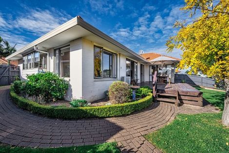Photo of property in 26 Gillett Place, Botany Downs, Auckland, 2014
