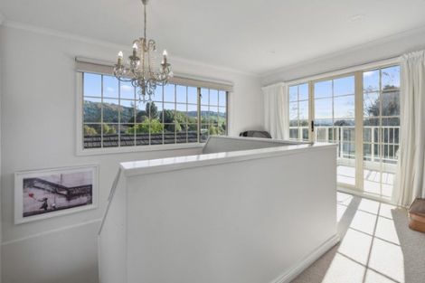 Photo of property in 2 Rika Place, Kawaha Point, Rotorua, 3010