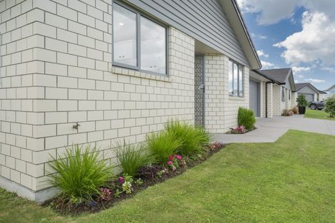 Photo of property in Waterview Estate, 91/4 Greystone Place, Omokoroa, 3114