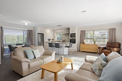 Photo of property in 51 Lakeside Drive, Orewa, 0931