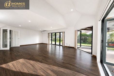Photo of property in 5 Queen Natalie Place, Massey, Auckland, 0614