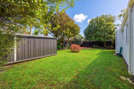 Photo of property in 100 Torkar Road, Clarks Beach, 2122