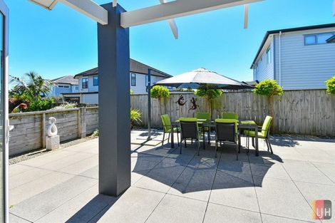 Photo of property in 2 Portofino Point, Karaka, Papakura, 2113