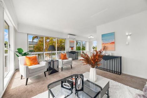 Photo of property in 13 Booralee Avenue, Botany Downs, Auckland, 2010