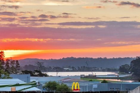 Photo of property in 1/10 Altair Place, Windsor Park, Auckland, 0632