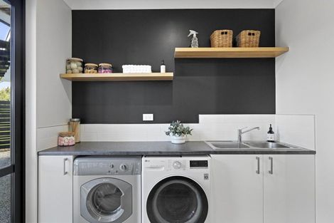 Photo of property in 29 Whitcombe Place, Darfield, 7571