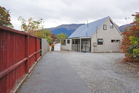 Photo of property in 77 Cedar Drive, Kelvin Heights, Queenstown, 9300