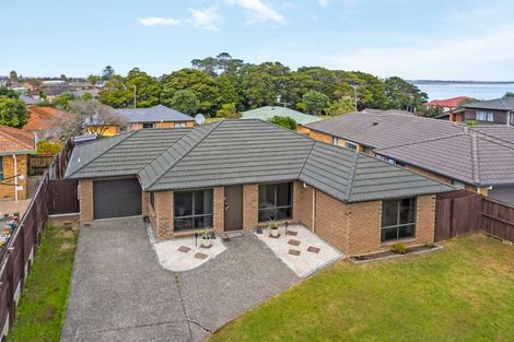 Photo of property in 8 Samara Place, Clendon Park, Auckland, 2103