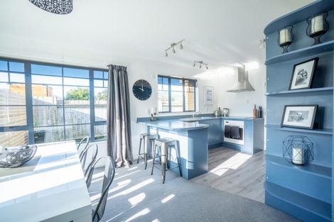 Photo of property in 8 Logan Place, Kelvin Grove, Palmerston North, 4414