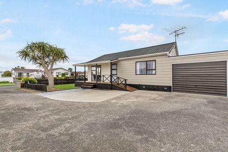Photo of property in 24a Edgewater Parade, Waiuku, 2123