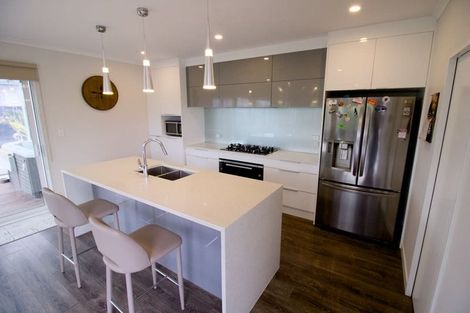 Photo of property in 17 Walter Ruddock Avenue, Kumeu, 0810