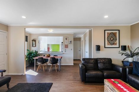 Photo of property in 2/10 Helicon Place, Totara Vale, Auckland, 0629
