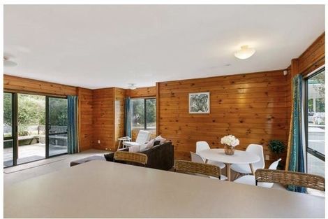 Photo of property in 94a Newlands Road, Newlands, Wellington, 6037