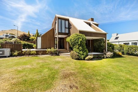 Photo of property in 2 Milward Place, Kelvin Heights, Queenstown, 9300