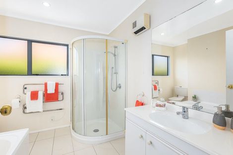 Photo of property in 122 Westchester Drive, Churton Park, Wellington, 6037