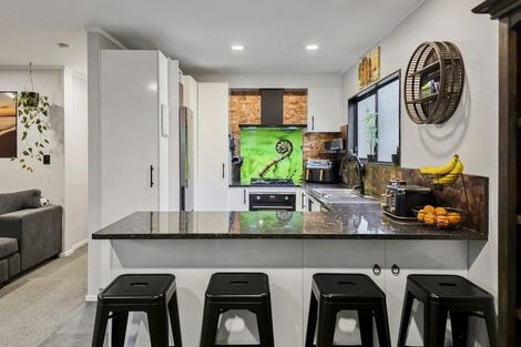 Photo of property in 2/22 Merton Avenue, Glenfield, Auckland, 0627