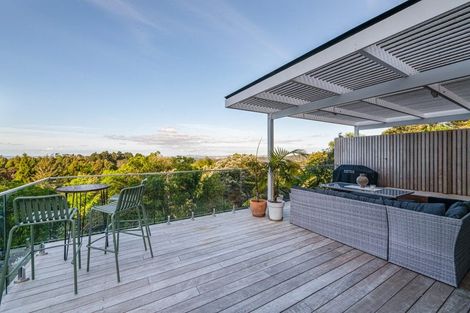 Photo of property in 20 Raroa Terrace, Waiatarua, Auckland, 0604