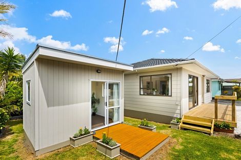 Photo of property in 1/9 Rewarewa Road, Te Atatu Peninsula, Auckland, 0610