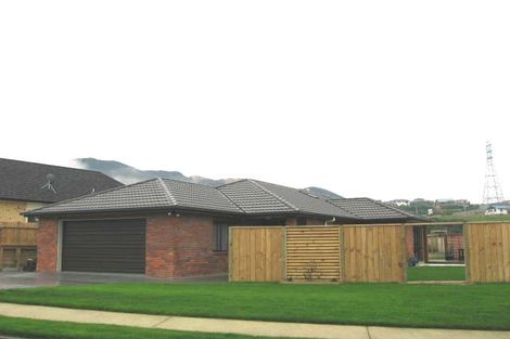 Photo of property in 4 James Nairn Grove, Riverstone Terraces, Upper Hutt, 5018