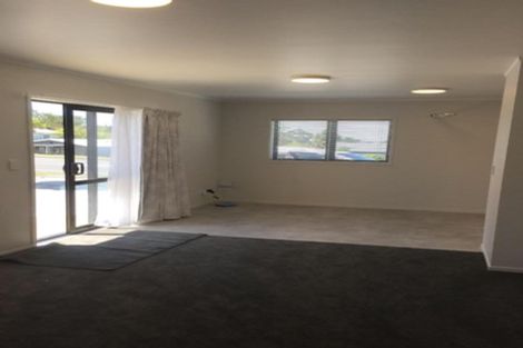 Photo of property in 68 Hobsonville Road, West Harbour, Auckland, 0618